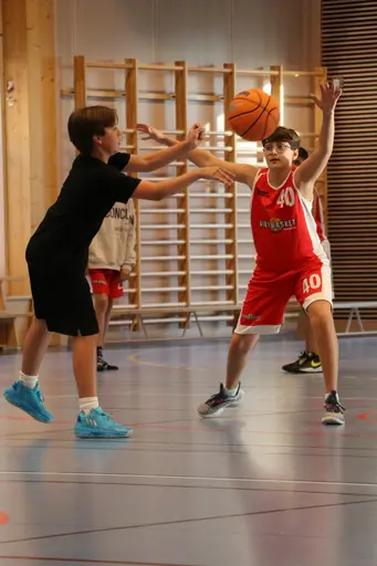 Samling och taktiksnack inför Blackebergs Basket Cup, september 2022