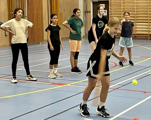 Vår vana trogen gjorde vi något ”annat” efter cupen - brännboll o ”kast med liten boll”