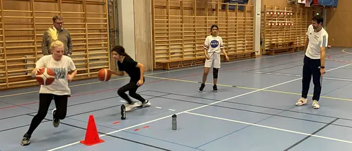 Vår chefstränare Mats Levin gästade med massor av roliga (o nyttiga!) övningar - superuppskattat av supertjejerna!!