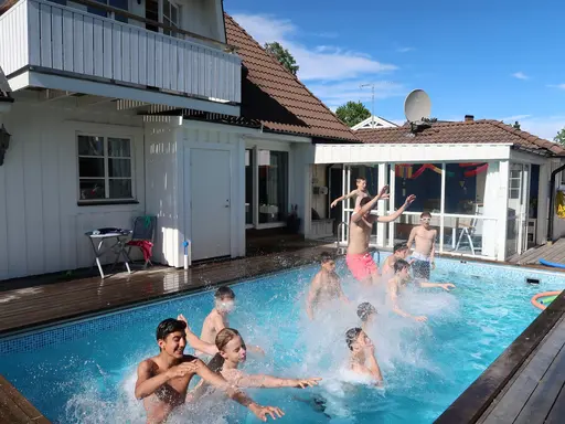 11 grabbar flyger i poolen! (Juni 2017)