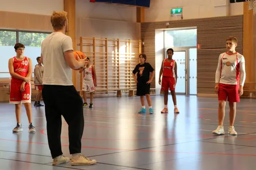 Samling och taktiksnack inför Blackebergs Basket Cup, september 2022