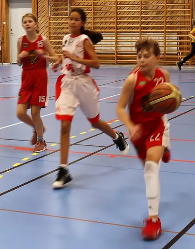 Supertjejerna stormar fram och gör mål mot Duvbo i Rissnehallen