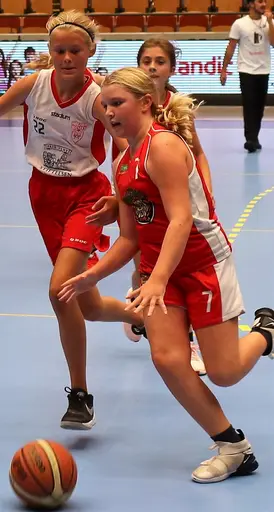 Emma visar mot både Högsbo o Lugi hur man gör en vänsterlayup!