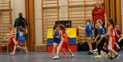 Supertjejerna före match, under match, under taktisksnack och efter match! (Klicka på bilderna för större)