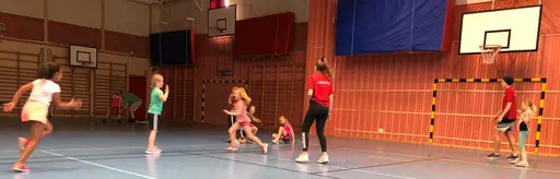Glada F10-tjejer i olika avslutslekar! Många stafetter o lekar samt fika!