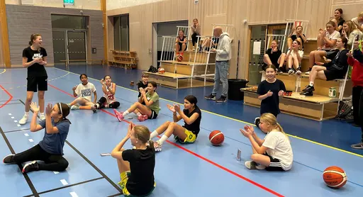 2 timmar med Individpresentationer, Bollbehandling, Diamond, Spel och Stress samt fika med frågesport - en härlig samträning med Alviks tjejer!