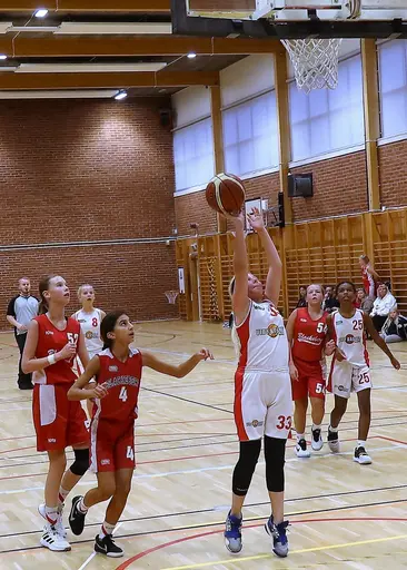 Supertjejerna var indelade i 2 jämna lag som båda tog A-Brons!