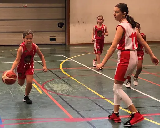 Enorm längdskillnad mot Duvbos "fyrtorn" (F09) - men våra supertjejer kämpade ner dem ändå! 