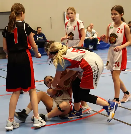 Härlig basket i Häggvikshallen och sång för Tyra