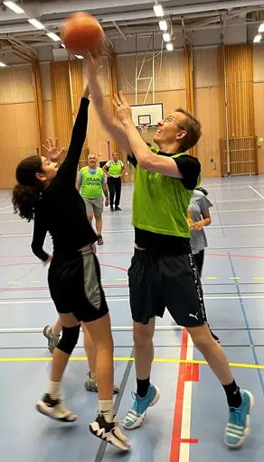 Intensivt i den traditionella matchen mot föräldrarna!
