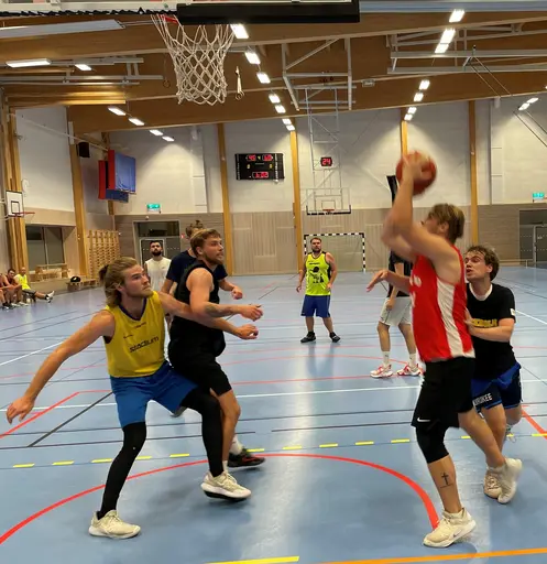 Full fart och väldigt rolig basket i Edsbergshallen!