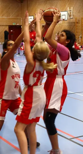 Supertjejerna stormar fram och gör mål mot Duvbo i Rissnehallen