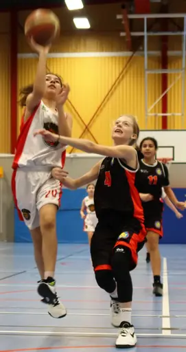 Härlig basket i Häggvikshallen och sång för Tyra
