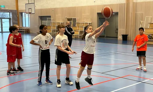 Sportlovsträningar tillsammans med P10: stress, fight, dunkträning, frisbee, baseball och mycket annat under en rolig vecka