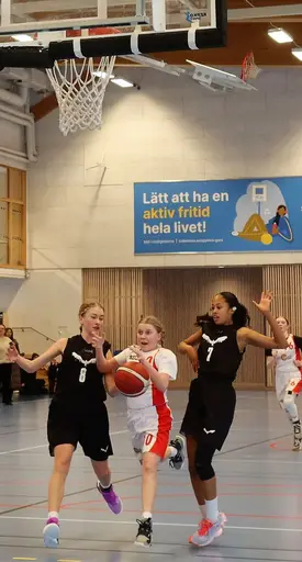 Supertjejerna i Vita laget vinner en jämn fight mot Frysen