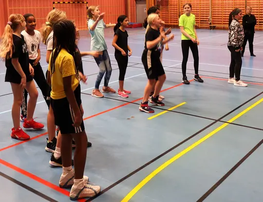 Fika och som spontant extranummer: fight! (blandat med lite dans och allsång)