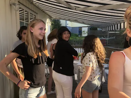19/5-2018: Fantastiska 04orna överraskade Amelie o Elin med en supermysig picknick hos T där ALLA var med. Plus att de fick lite presenter också. Otroligt mysig kväll!