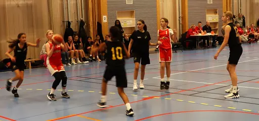 Supertjejerna springer ifrån AIK. "Fikaseket" 😁
