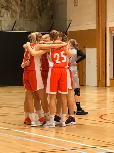 30/10-2019: I lördags spelade Viby 04 (förstärkt med 05) en match som vi sen kommer glömma! Genom fantastiskt lagspel och tempo gjorde de för första gången över 100 poäng! 