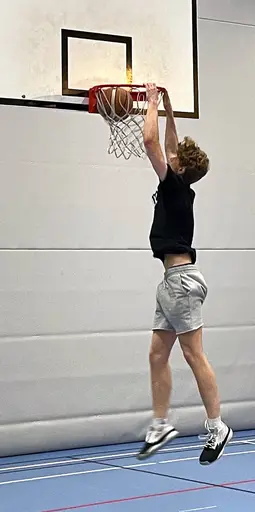 Tjejerna sjunger för Freja, bollning och coola moves med Calle, spel samt lite dunkshow.