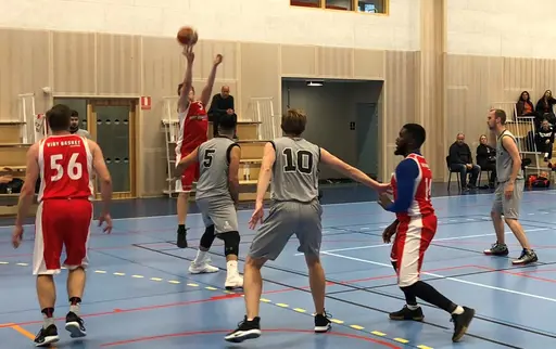 David omringad, Marcus skjuter, födelsedags"barnet" Fredrik i attack!