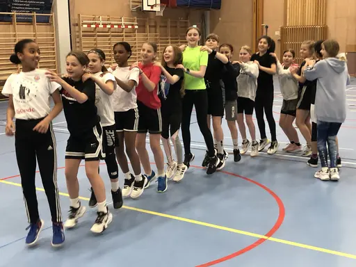 Supertjejerna peppar inför Skövde med ringdans till Petshop Boys gamla hitlåt "Go West!"