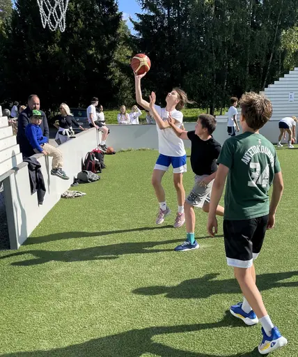 Supertjejerna spelar 3 mot 3 i sommarsolen på Vibyplanen!