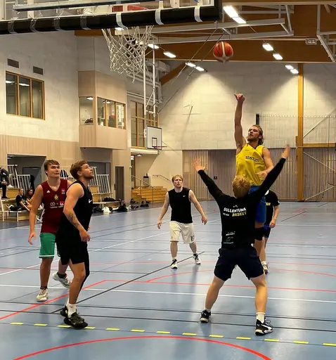 Full fart och väldigt rolig basket i Edsbergshallen!