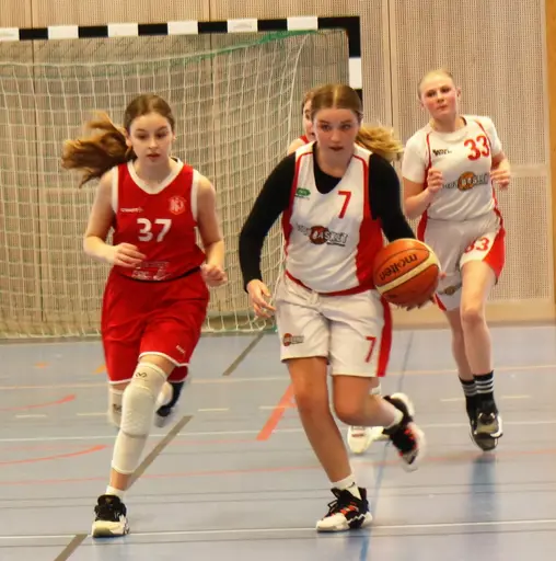 Supertjejerna besegrar Duvbo i premiärmatchen för Stockholmsslutspelet