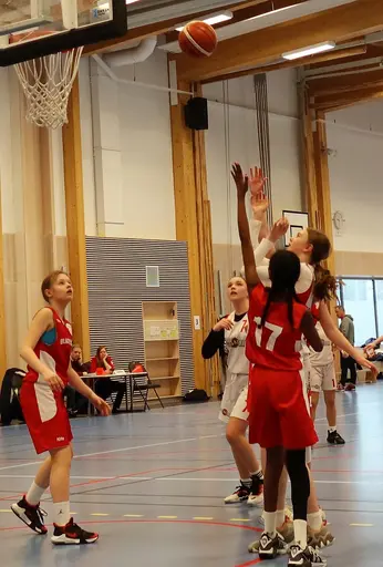 Supertjejerna avslutar gruppspelet med seger mot Blacke Röd