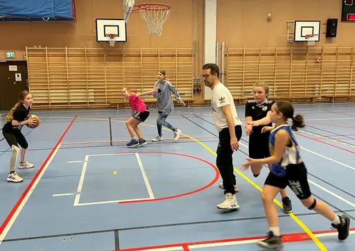 Supertjejerna fick celebert besök i form av gästtränare Charlie - bara nya roliga övningar - mycket uppskattat!