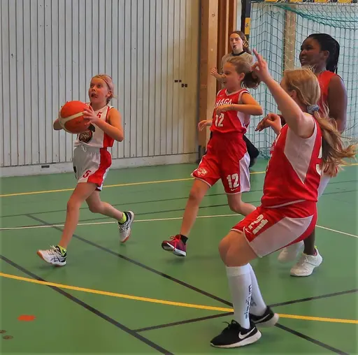Selma rusar fram - jagad av 3 HagaHaninge-spelare