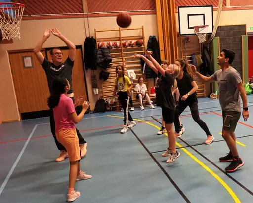 Dans, föräldramatch, fika, straffkasttävling och passningstävling