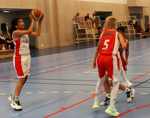 Supertjejerna besegrade Vibys P10 i första matchen för säsongen