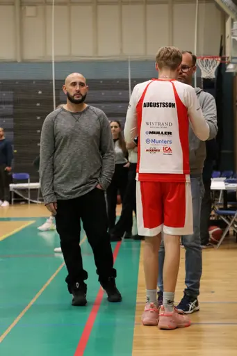 Samling och taktiksnack inför Blackebergs Basket Cup, september 2022