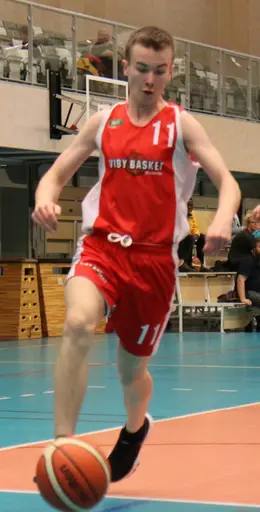 Viktor i i full fart mot korgen mot Duga (Höst 2018, fotograf Mats Anderson)