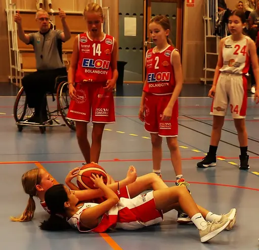 Supertjejerna kämpar bra mot Uppsala