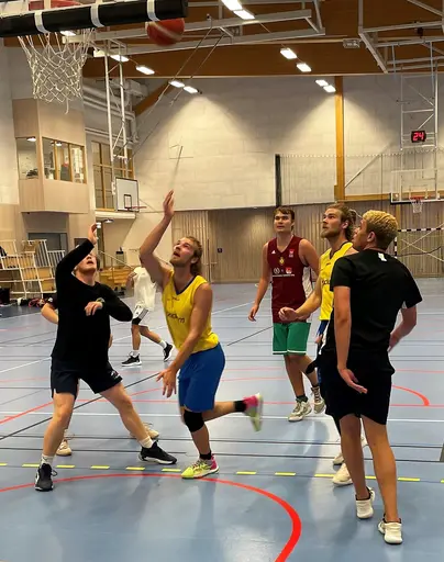 Full fart och väldigt rolig basket i Edsbergshallen!