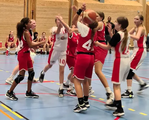 Vita laget - Guldtjejerna - in action mot Duvbo i finalen i Sigtuna i semin!