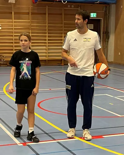 Vår chefstränare Mats Levin gästade med massor av roliga (o nyttiga!) övningar - superuppskattat av supertjejerna!!