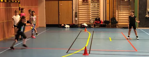 Brännboll som uppvärmning! F10s långkastarmästarinna: Louise!
