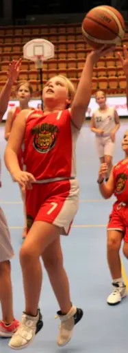 Emma visar mot både Högsbo o Lugi hur man gör en vänsterlayup!