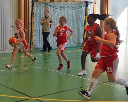Selma rusar fram - jagad av 3 HagaHaninge-spelare