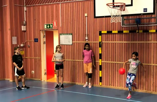 Ingen Telgecup tyvärr på Höstlovet - men supertjejerna hade lite kul ändå med längdkastning av olika "boll"typer!