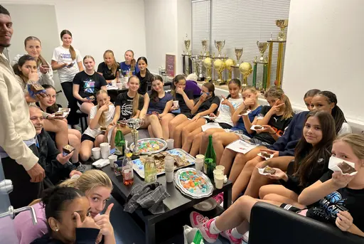 Lisa ploppar bubblet (Pommac) och supertjejerna firar framgångarna i Södertälje med fika, godis o bubbel