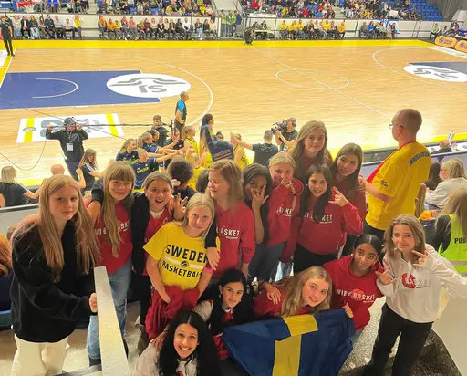 Supertjejerna kikar på en superspännande landskamp som Sverige tyvärr förlorade till slut.
