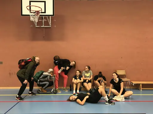1/11-2018: Under veckan har ett glatt gäng hängt i hallen och taggat upp inför Telge. Morgonträningar med Marco och Elliot samt kvällsträningar som vanligt, ett riktigt härligt lov med massa basket!