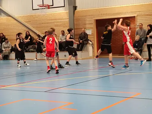 Gustav gör en layup och Felix skjuter