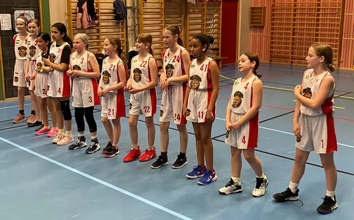 Högt tempo i Runan! Supertjejerna bjöd på ett kompakt försvar och ett flygande anfallsspel!