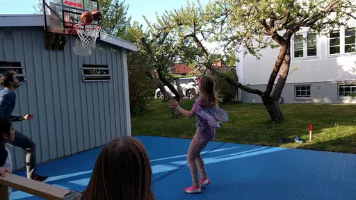 29/5-2017: F06s säsongsavslutning som blev riktigt lyckad. Grillade hamburgare, diplomutdelning, stress och självklart fick tjejerna lära sina päron hur man kan dribbla med två bollar samtidigt:)